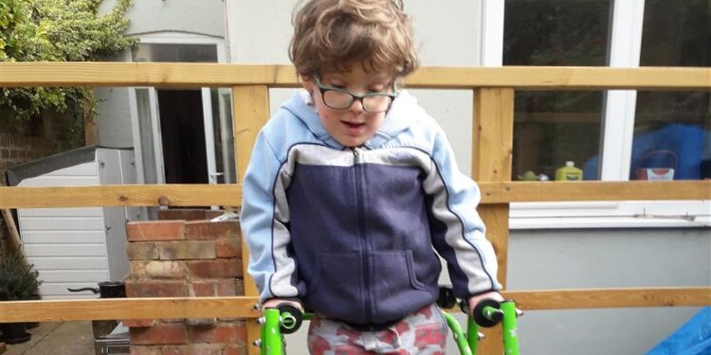“Brave and brilliant” Frank, 6, wins PM award for daily walks in aid of Covid-19 Urgent Appeal